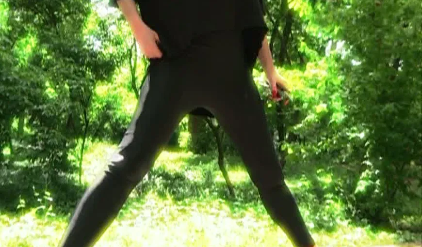 O VEDETĂ SENZUALĂ, surprinsă în timp ce făcea exerciţii sexy în parc: Sunt elastică, da VIDEO