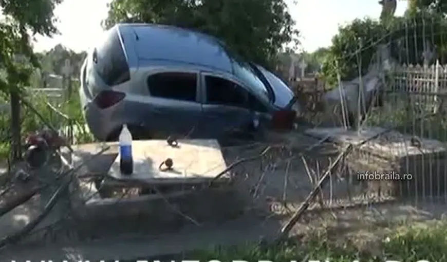 Accident neobişnuit. Un şofer a „aterizat” cu maşina într-un cimitr VIDEO