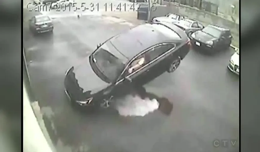 Accident spectaculos în Canada: O maşină a zburat peste mai multe vehicule parcate VIDEO
