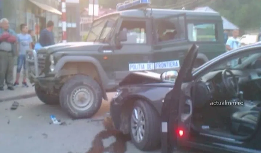 Şofer încătuşat de poliţiştii de frontieră după ce a intrat cu bolidul în duba agenţilor VIDEO
