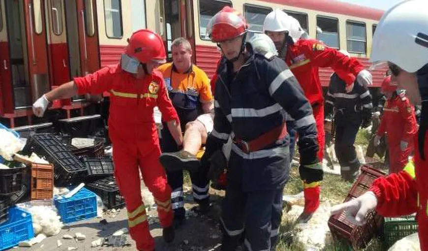 Accident GROAZNIC în Timiş. 15 RĂNIŢI după ce un tren A LOVIT un TIR VIDEO