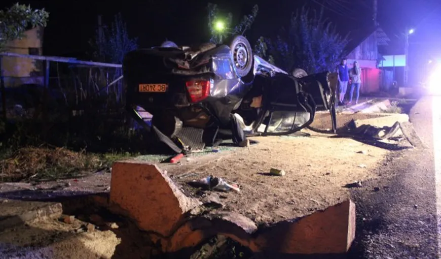 Accident în Iaşi: Un şofer vitezoman s-a izbit de un cap de pod, apoi s-a răsturnat VIDEO