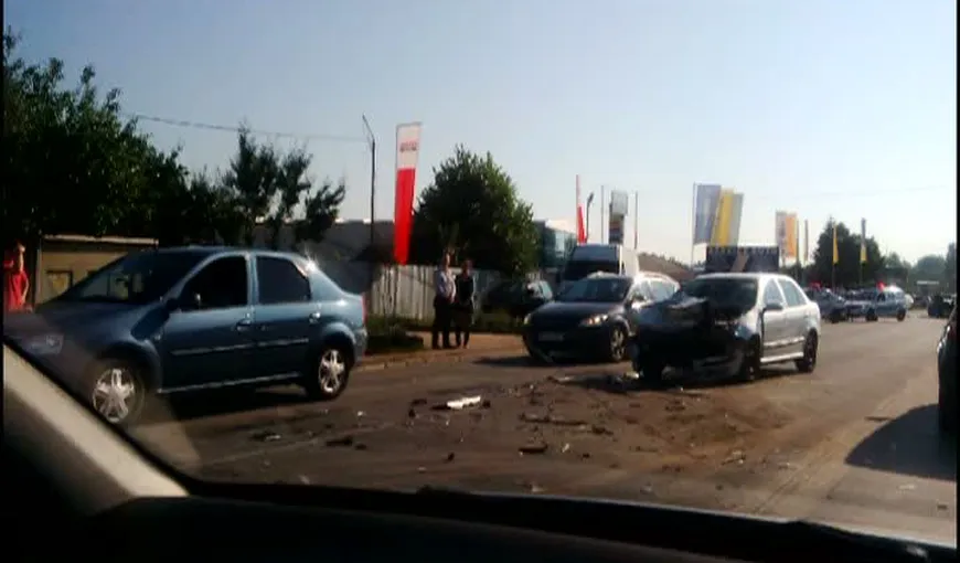 ACCIDENT în LANŢ în Bucureşti. Patru maşini s-au ciocnit