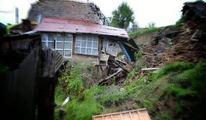 Case distruse de alunecări de teren. Zeci de persoane au fost evacuate VIDEO
