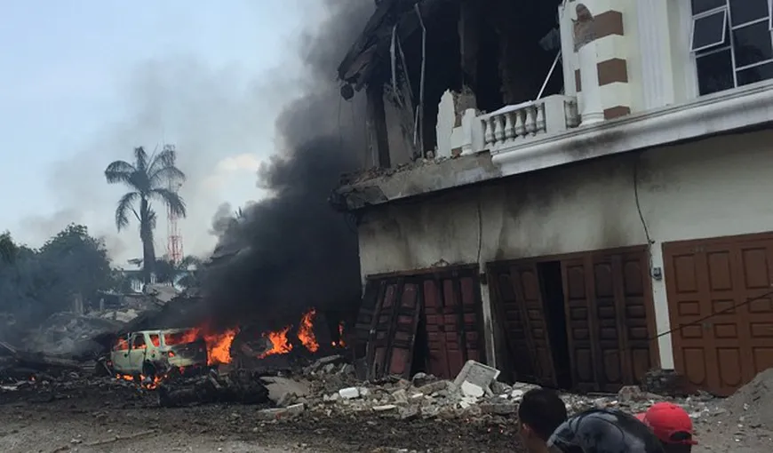 Un avion militar s-a prăbuşit în Sumatra. Cel puţin 141 de morţi