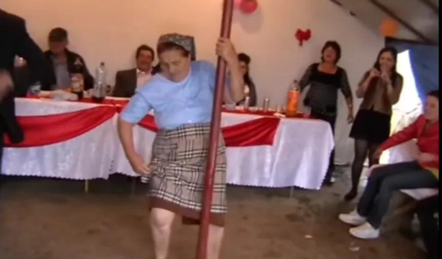 Imagini de senzaţie filmate la o nuntă, în România. O babă dansează la bară mai ceva ca o animatoare VIDEO