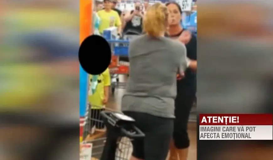 Bătaie în supermarket între două femei: Şi-au împărţit pumni şi picioare VIDEO