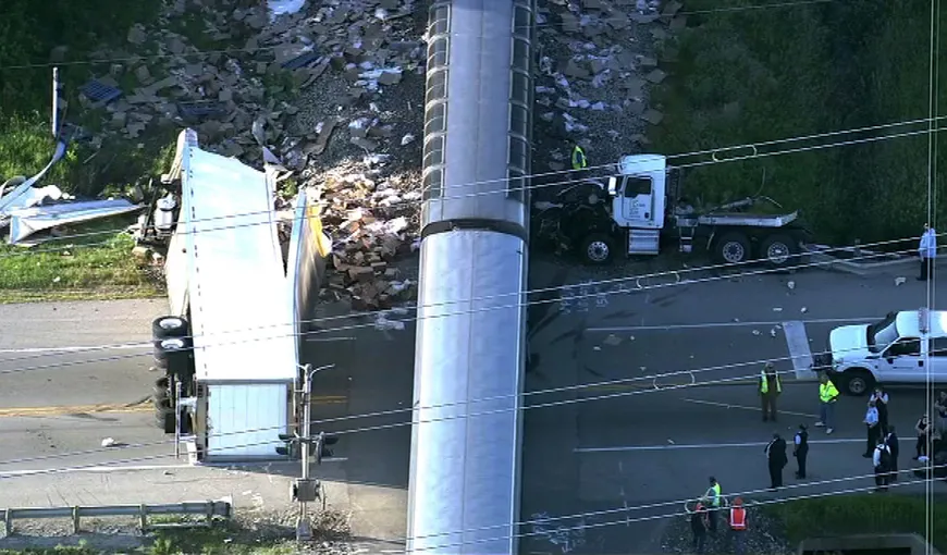Accident spectaculos în SUA: Un camion cu şuncă a fost pulverizat de un tren VIDEO