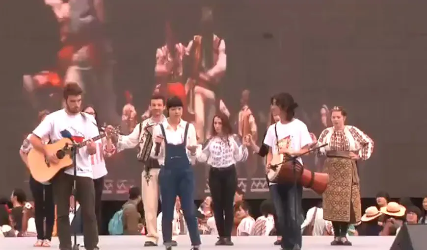 O tânără din China interpretează „Cântă cucu-n Bucovina” pe o scenă din Beijing VIDEO