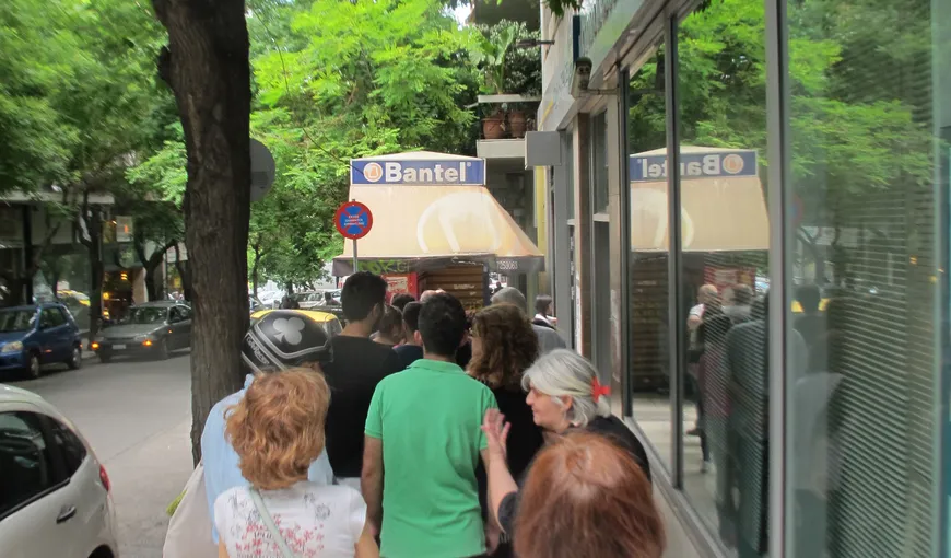 Turiştii ROMÂNI din Grecia pot retrage ORICE SUMĂ vor de la bancomatele din această ţară