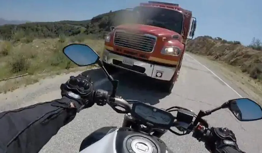 Accident teribil surprins de o cameră video. Impact frontal între un motociclist şi un camion VIDEO