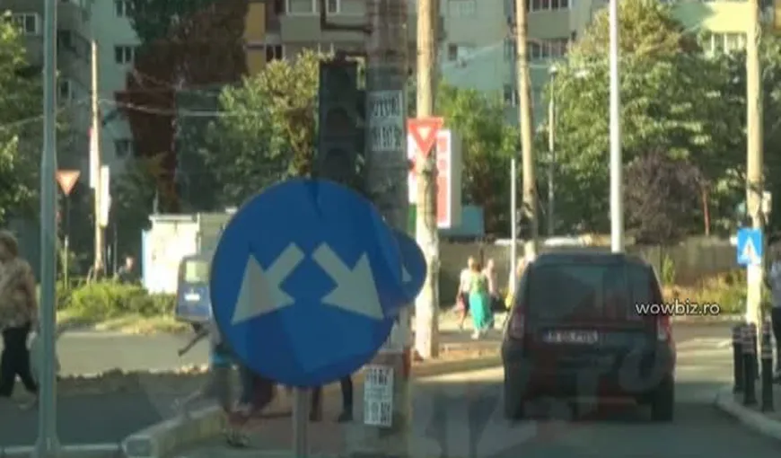 Lucrare marca „Dorel” într-un cartier bucureştean. Un stâlp a rămas în mijlocul şoselei VIDEO
