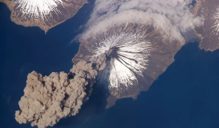 Un vulcan de pe o insulă japoneză a erupt două zile la rând