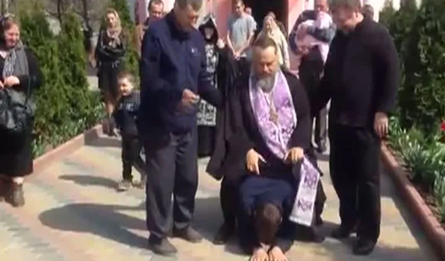 Scene incredibile de exorcizare în Transnistria: Un preot călăreşte, la propriu, enoriaşul posedat VIDEO