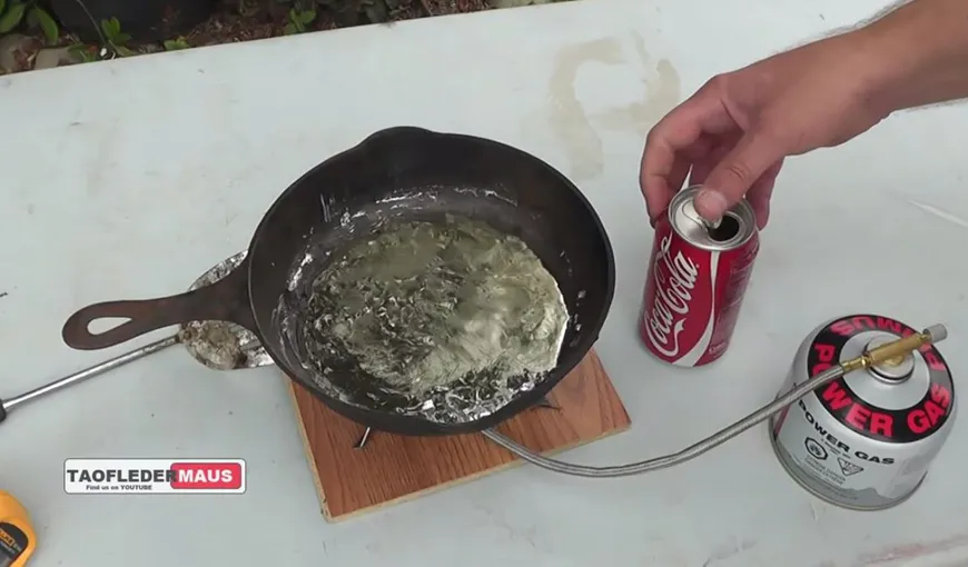 Nu încercaţi asta acasă! Ce se mai poate face cu Coca Cola. VIDEO