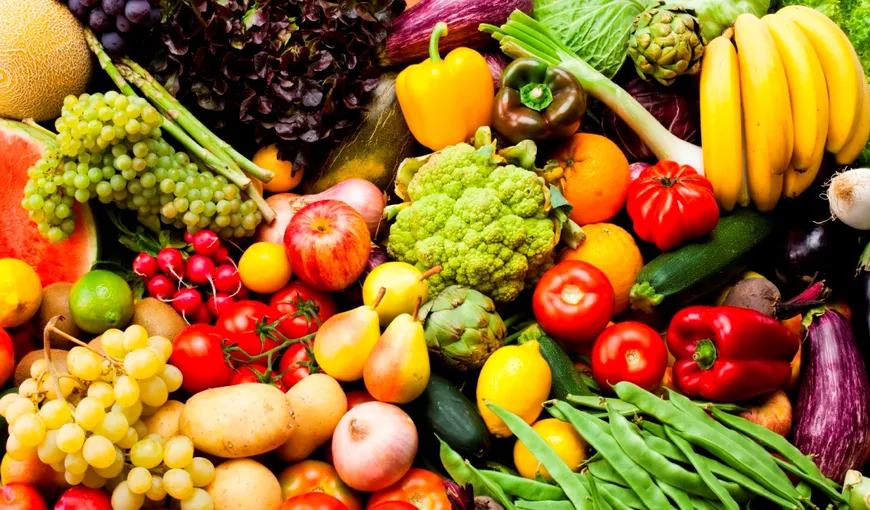 Fructele proaspete, legumele şi cartofii – alimentele care s-au ieftinit cel mai mult în august