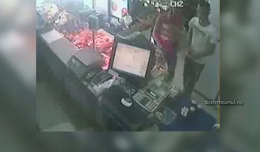 Doi tineri, filmaţi în timp ce furau bere şi ţigări dintr-un magazin VIDEO