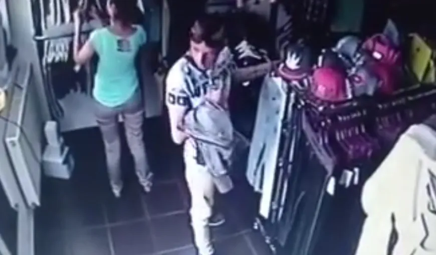Imagini uluitoare surprinse într-un magazin din Sibiu. Doi hoţi au fost filmaţi în timp ce furau haine
