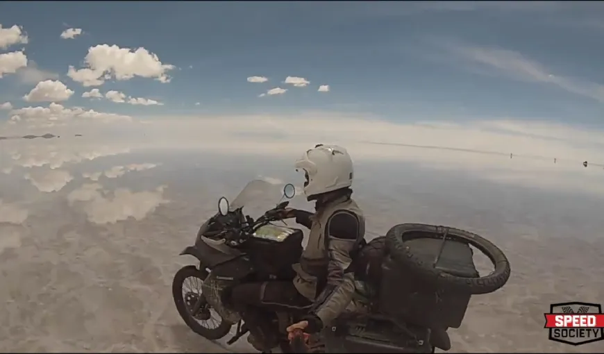 Imagini FABULOASE. Un motociclist traversează cea mai mare oglindă naturală din lume VIDEO