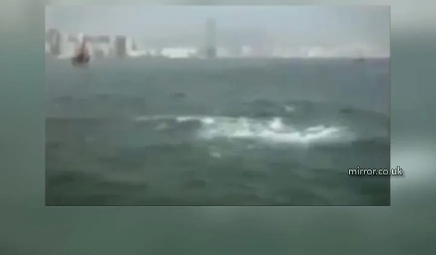 Imagini bizare, aproape biblice, surprinse de un pescar: Marea se împarte în două VIDEO