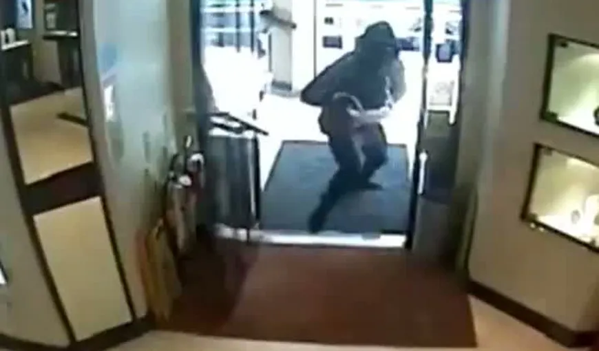 Jaf spectaculos în Anglia: Patru bărbaţi înarmaţi şi mascaţi au luat cu asalt un magazin de lux VIDEO