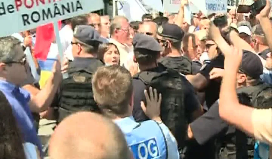 Scene violente în Piaţa Victoriei. Lideri PMP s-au îmbrâncit cu jandarmii la un protest anti-Ponta
