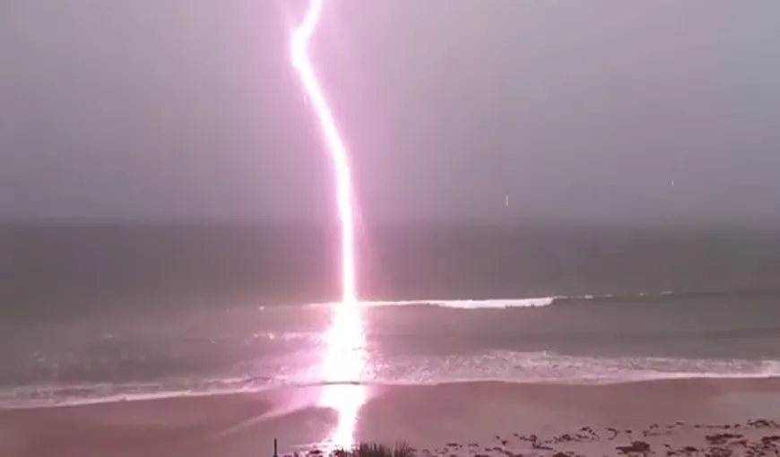 Imagini filmate cu încetinitorul: Cum loveşte un fulger plaja. VIDEO