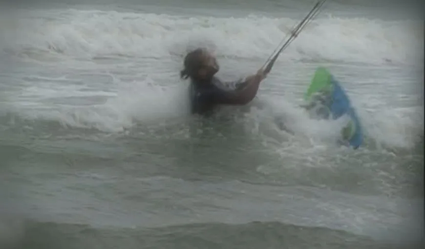 Imagini de senzaţie pe plaja din Mamaia. Tineri pasionaţi de senzaţii tari se bucură de vremea cu vânt VIDEO