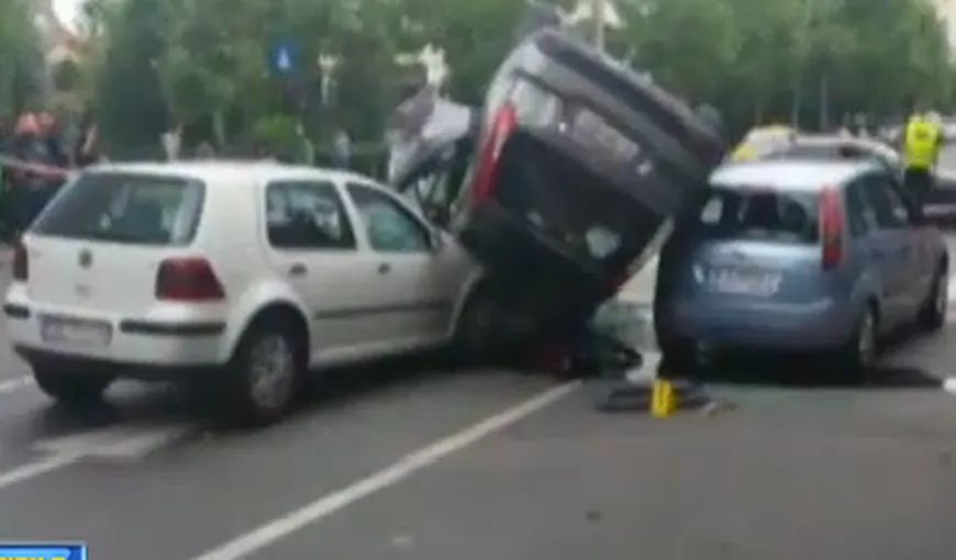 Accident în Capitală. Un şofer a trecut pe roşu şi a ajuns cu roţile-n sus VIDEO
