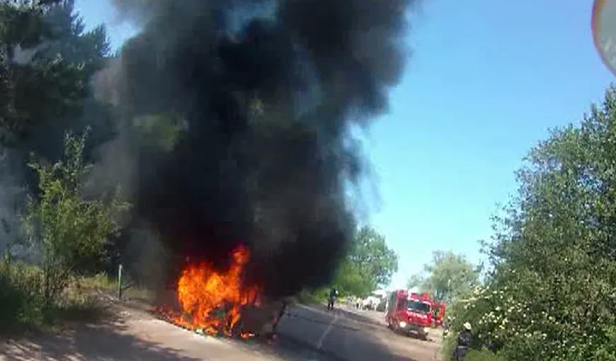 O maşină a ars ca o TORŢĂ în Suceava VIDEO