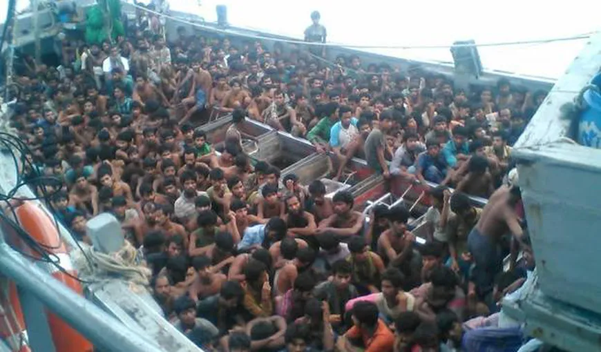 Marina din Myanmar a escortat o navă cu SUTE de imigranţi clandestini, în Bangladesh
