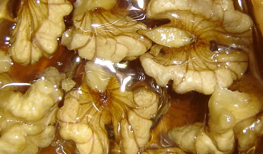 Motive miraculoase pentru care vei vrea să consumi imediat miere cu nuci
