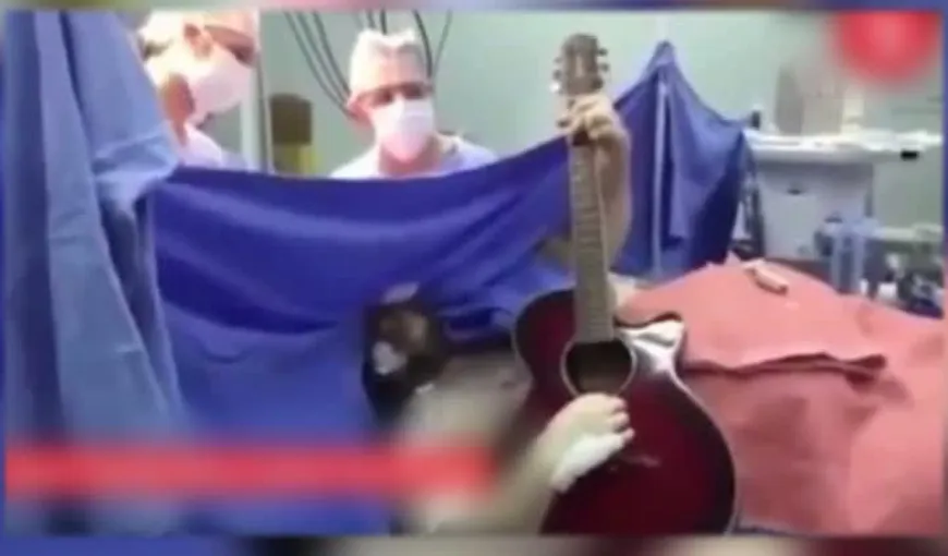 Un bărbat operat pe creier, cântă la chitară în timpul intervenţiei VIDEO