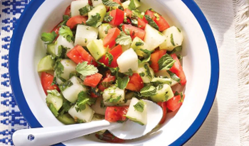 Salată de roşii cu pepene. Se pregăteşte în 15 minute