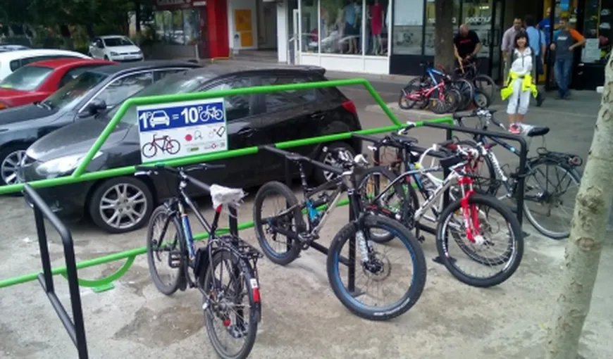 Prima parcare de biciclete ce înlocuieşte un loc de parcare auto, amenajată în Bucureşti