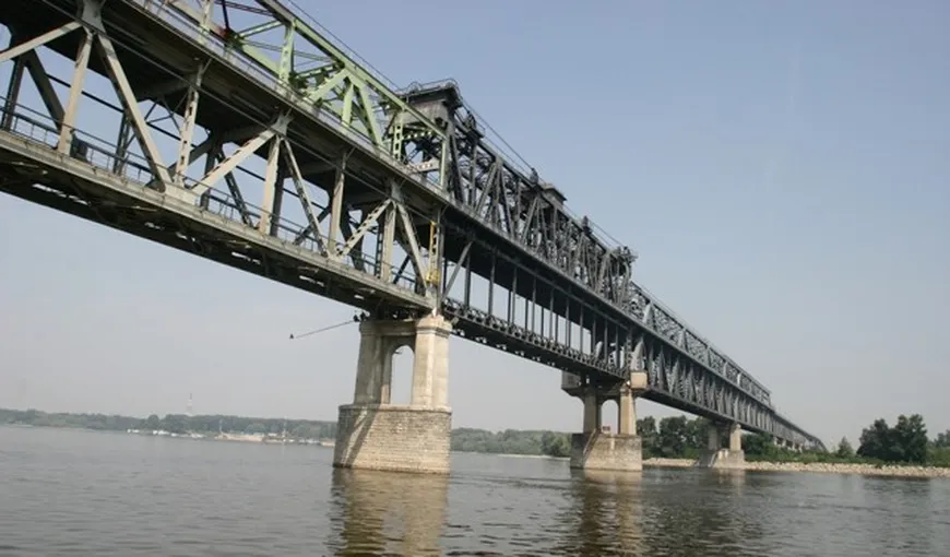 Lucrări de reabilitare, dupa 61 de ani, la podul peste Dunăre de la Giurgiu.Şoferii circulă pe o singură bandă