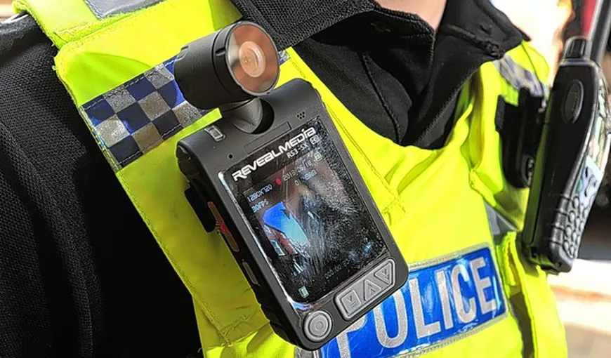 Poliţiştii londonezi poartă asupra lor camere de luat vederi portabile