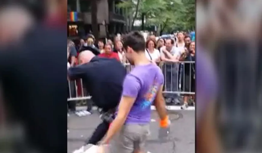 Un poliţist a făcut senzaţie la parada GAY din New York. Omul legii a fost pus pe distracţie VIDEO