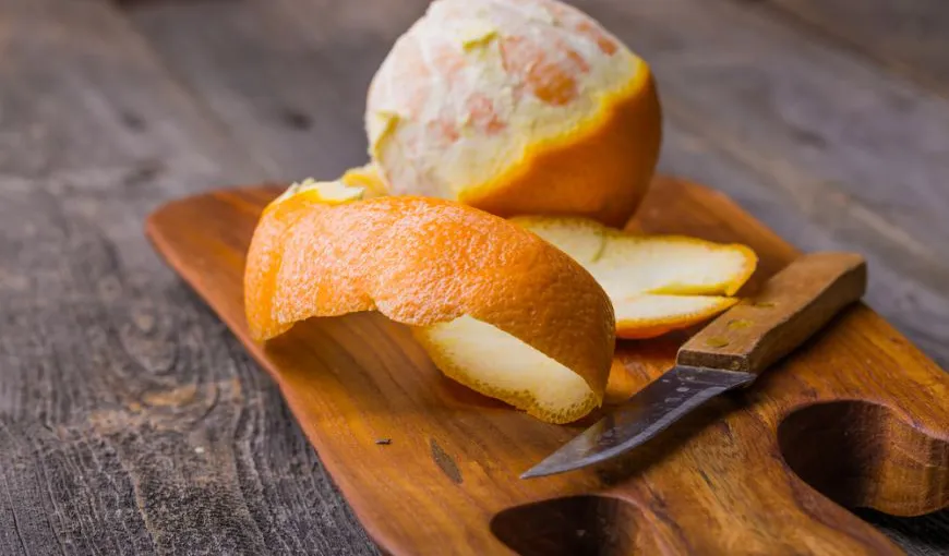 Cum să cureţi o portocală fără să te murdăreşti pe mâini. TUTORIAL VIDEO