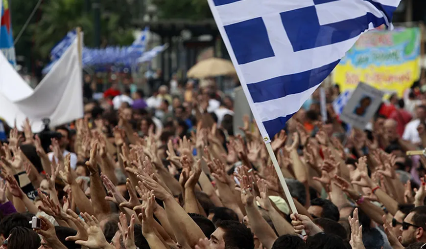 TENSIUNE MAXIMĂ ÎN GRECIA: Mii de persoane protestează lângă Parlamentul elen VIDEO