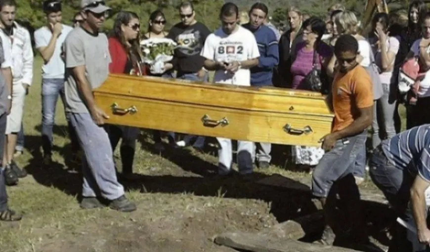 Familia plângea la înmormântare, când au auzit-o pe moartă vorbind din sicriu. Ce a urmat