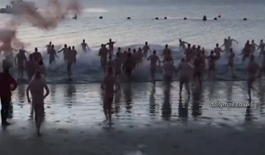 Australienii au sărbătorit solstiţiul de IARNĂ cu o baie în mare VIDEO