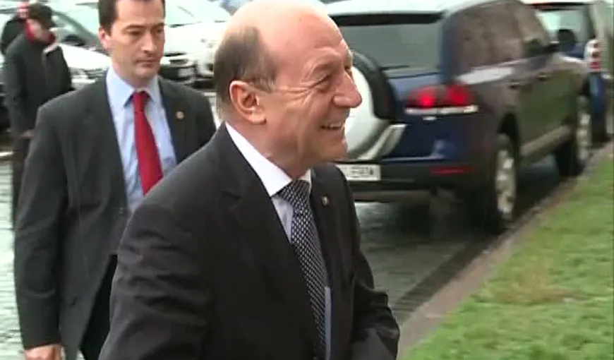 Imaginile zilei. Traian Băsescu, surprins în şort, tricou şi papuci în curtea vilei din Gogol VIDEO