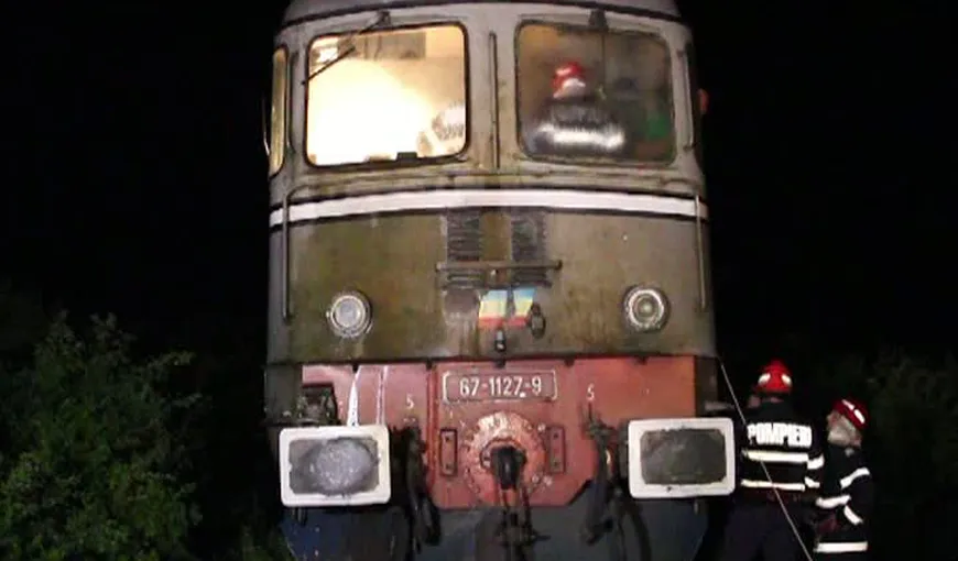 Locomotiva unui tren care transporta 32 de vagoane cu ţiţei a luat foc, în Buzău VIDEO