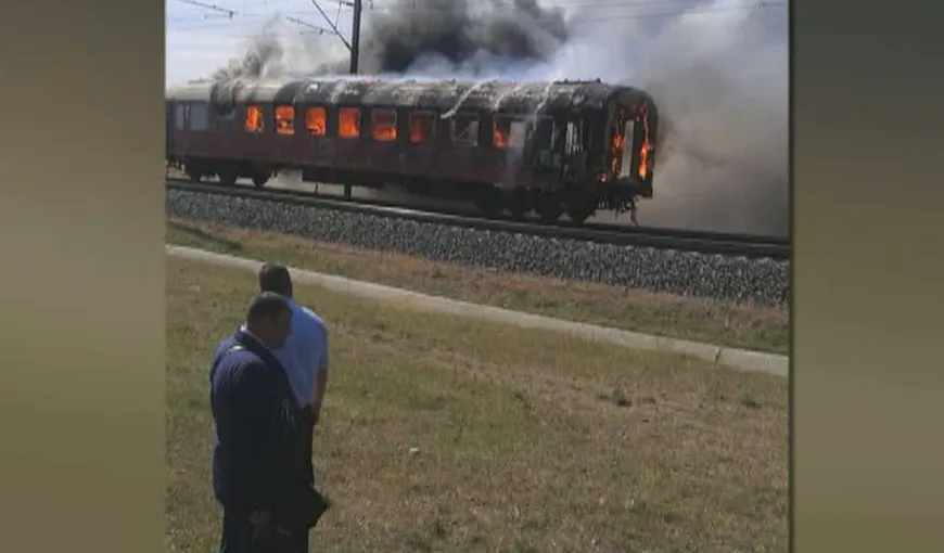 PANICĂ ÎN GARĂ. Un tren a fost cuprins de flăcări. 80 de pasageri, evacuaţi de urgenţă VIDEO