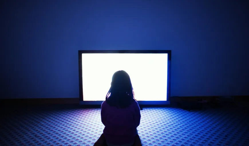 Nu mai lăsaţi copiii la televizor! Iată cum sunt spălaţi pe creier