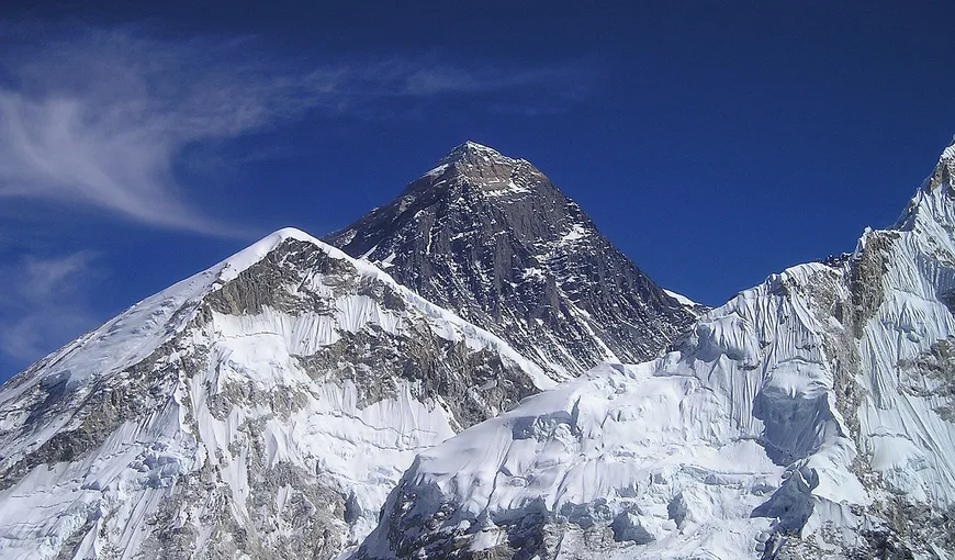 Everestul s-a deplasat cu 40 de centimetri în 10 ani