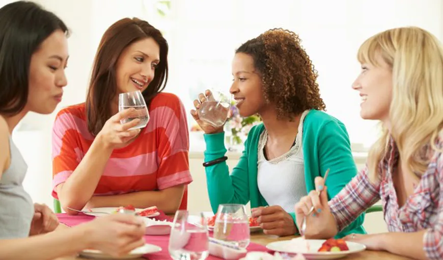 Este bine sau nu să bem APĂ în timpul mesei? Iată ce spun specialiştii
