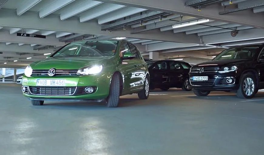 Volkswagen testează o tehnologie prin care maşinile îşi vor căuta singure loc de parcare