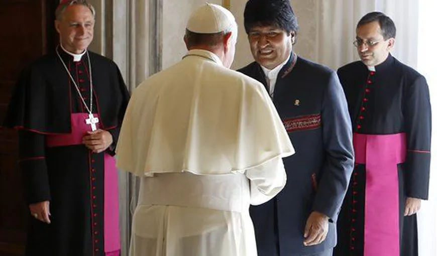Papa Francisc, întâmpinat cu un săculeţ de frunze de coca de președintele bolivian Evo Morales